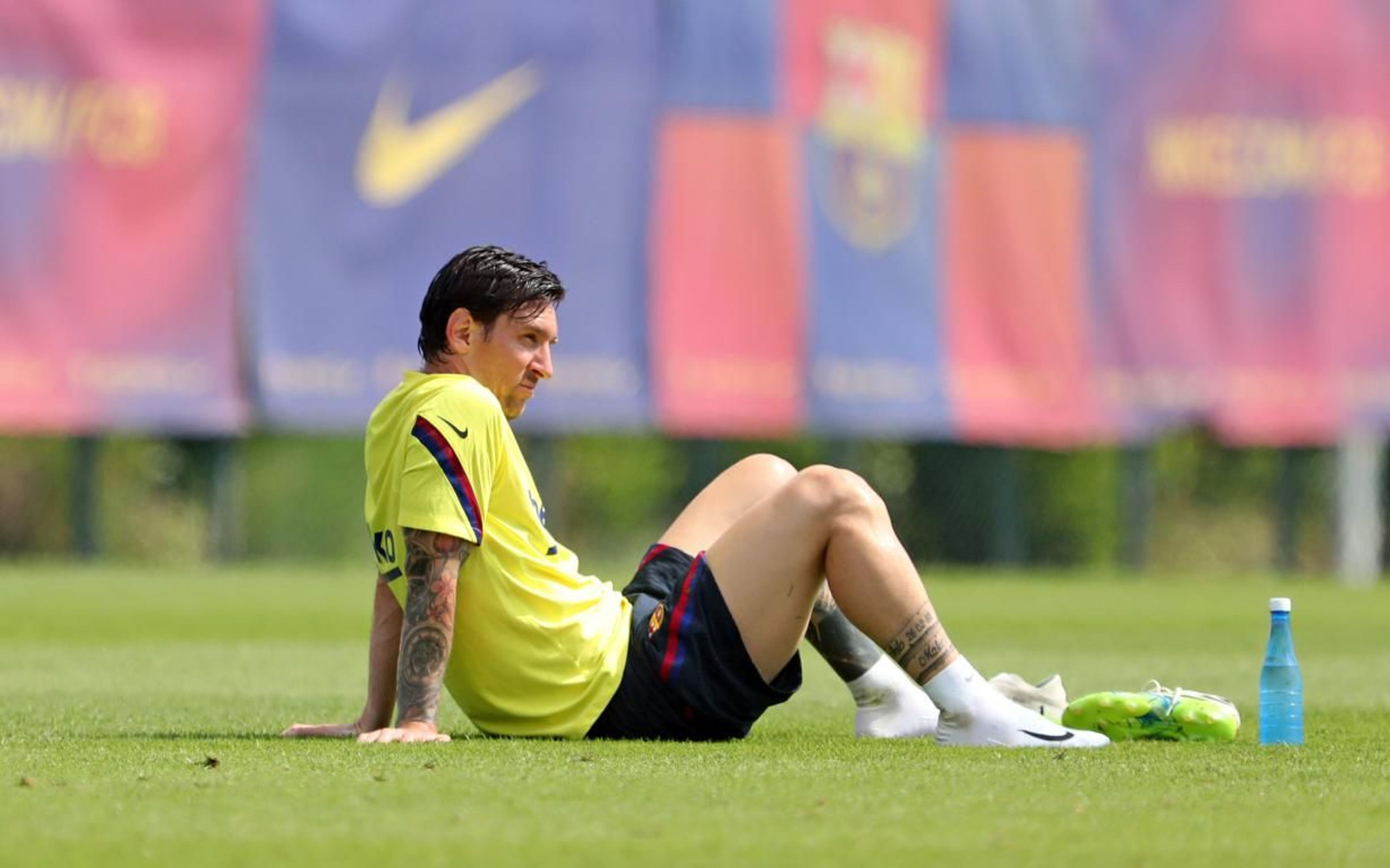 Leo Messi sobre el césped durante un entrenamiento del Barça / FC Barcelona