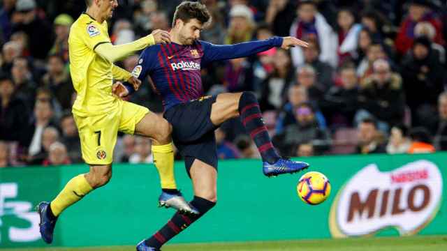 Gerard Moreno y Gerard Piqué durante un lance del Barça-Villarreal / EFE