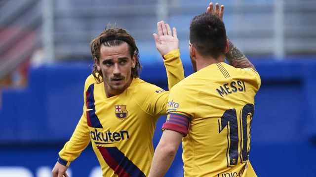 Griezmann y Messi celebrando un gol frente al Eibar / EFE