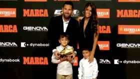 Una foto de Leo Messi junto a sus dos hijos y Antonella Roccuzzo recibiendo la Bota de Oro