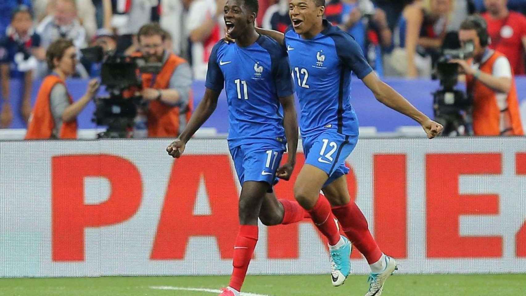 Dembelé y Mbappé celebrando un gol con la selección francesa / EFE