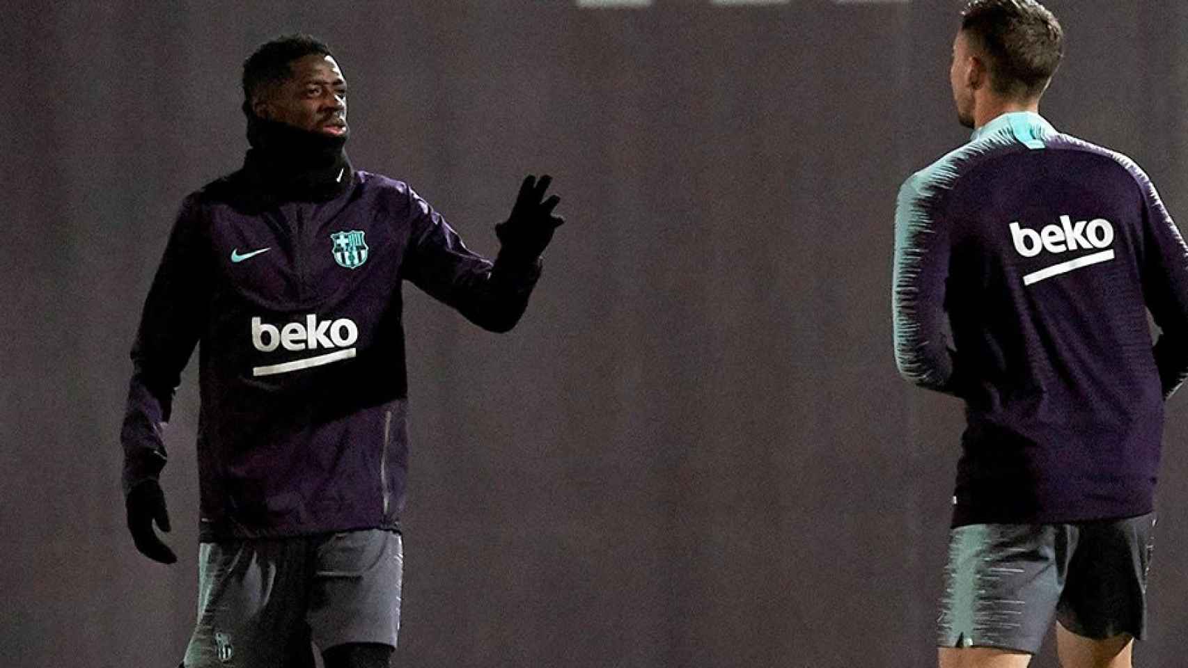 Dembelé y Lenglet conversan durante un entrenamiento del Barça / EFE