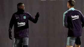 Dembelé y Lenglet conversan durante un entrenamiento del Barça / EFE