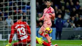 Messi intentando superar a López en el Espanyol-Barça / EFE
