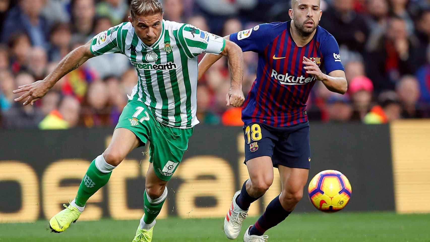Jordi Alba intenta ganar el balón en el Barça-Betis / EFE