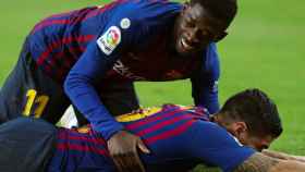 El jugador del Barça Ousmane Dembelé felicita a Luis Suárez tras uno de sus goles / EFE