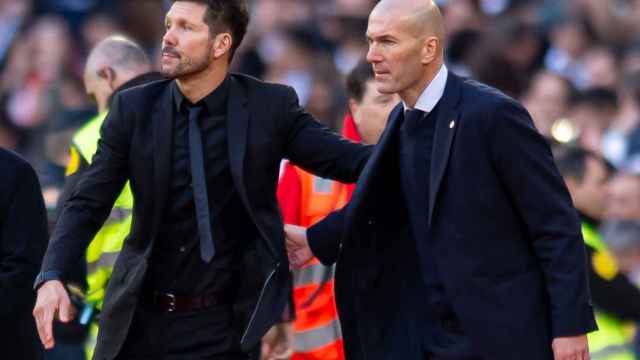 Zidane y Simeone, saludándose antes de un derbi | EFE