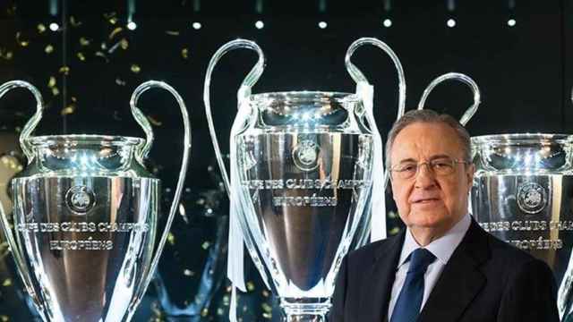 Florentino Pérez, presidente del Real Madrid, posa ante la vitrina con las Champions del club / REALMADRID.COM