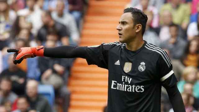 Keylor Navas dando indicaciones durante un partido del Real Madrid / EFE
