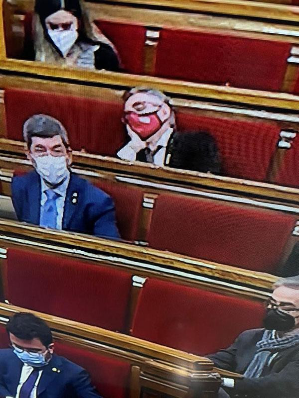 Ramon Tremosa duerme en su escaño del Parlament