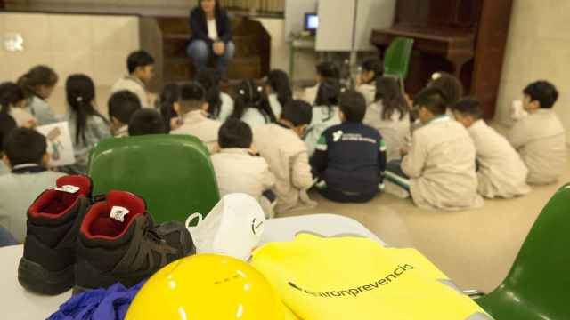 Un grupo de niños en el taller sobre prevención de riesgos laborales ofrecido por Quironprevención