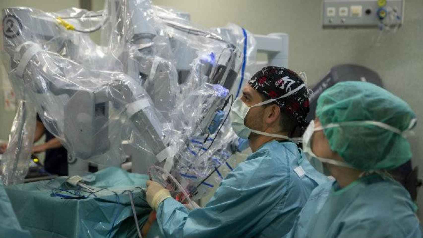 Una imagen del doctor operando a un paciente con el robot Da Vinci /CG
