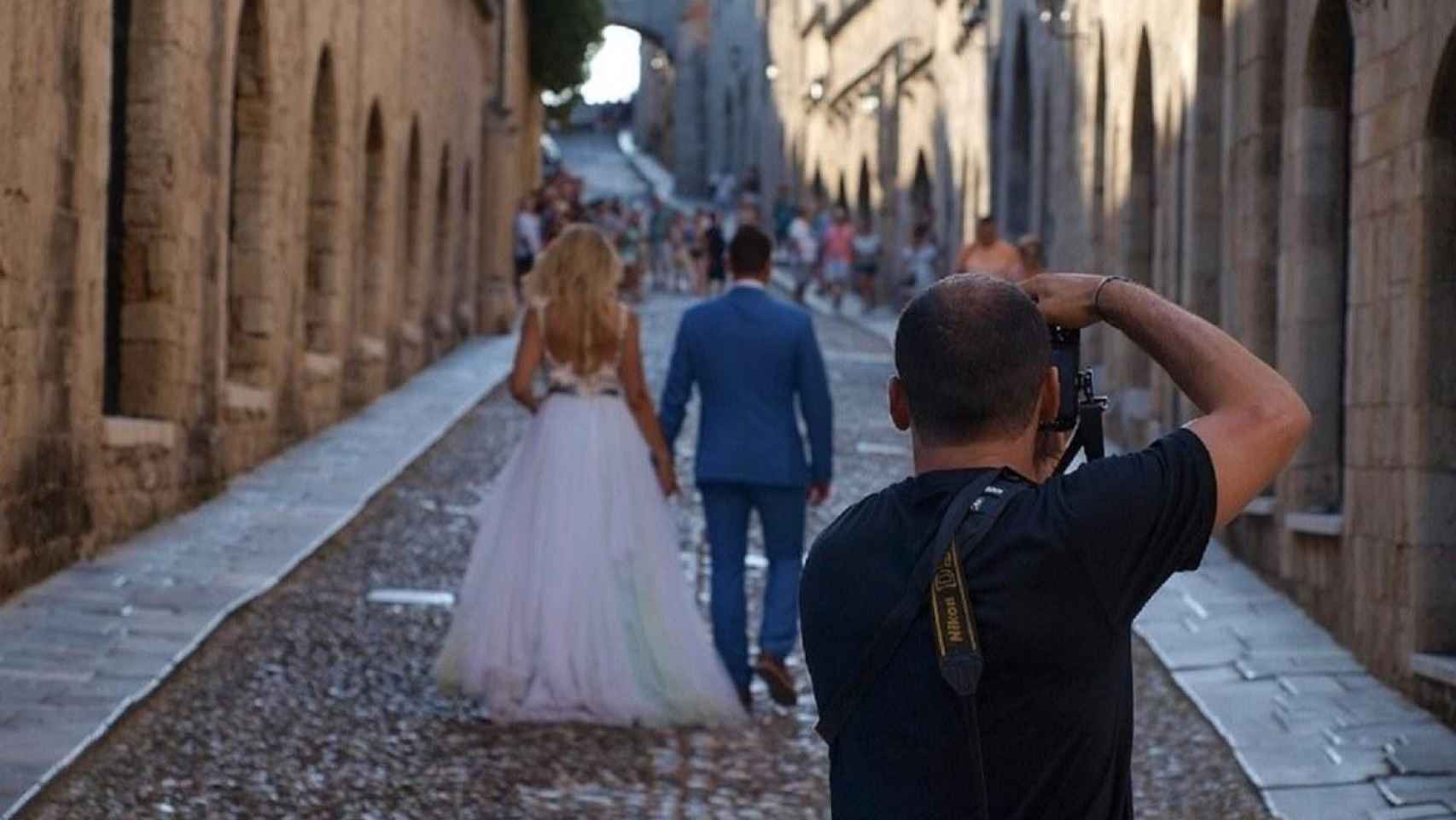 Un fotógrafo especializado en bodas toma una instantánea de una pareja recién casada / PIXABAY.COM
