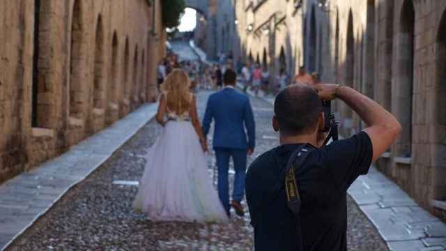 Un fotógrafo especializado en bodas toma una instantánea de una pareja recién casada / PIXABAY.COM