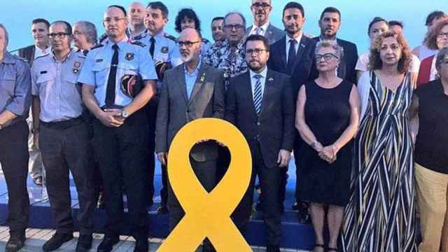 Homenaje en Alcanar (Tarragona) a los Mossos con el nuevo comisario Josep Maria Estela (tercero por la izquierda) / GOVERN