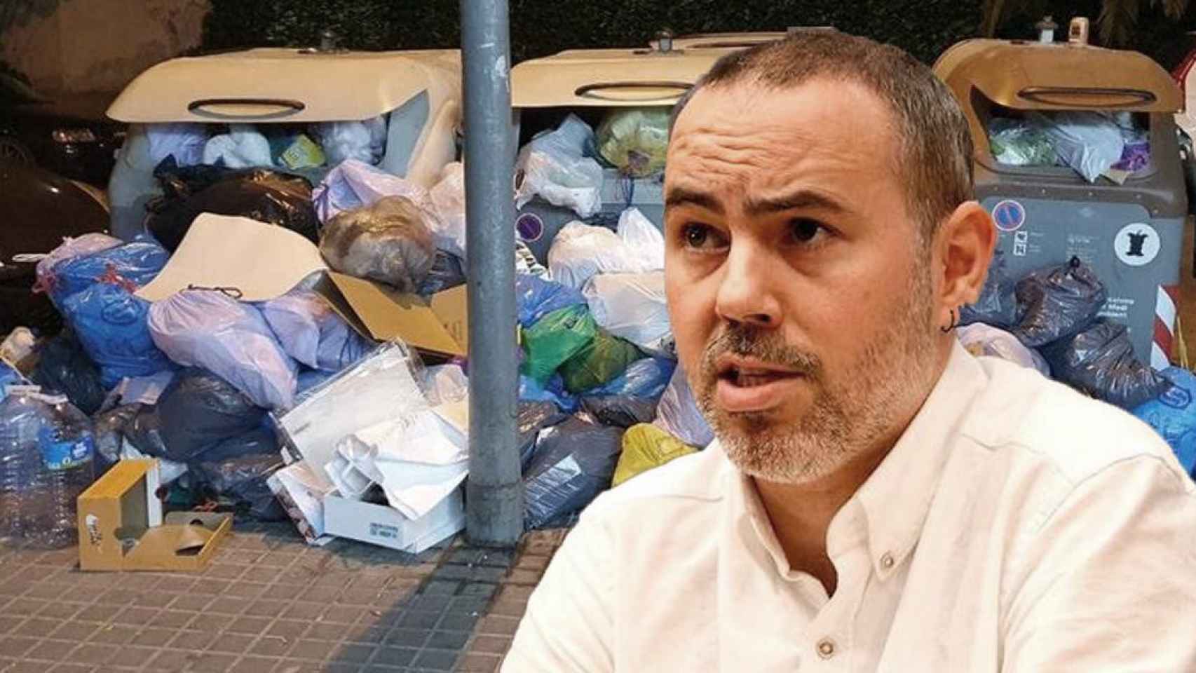 Eloi Badia, concejal de Emergencia Climática de Barcelona, con basuras frente a un contenedor / FOTOMONTAJE CG