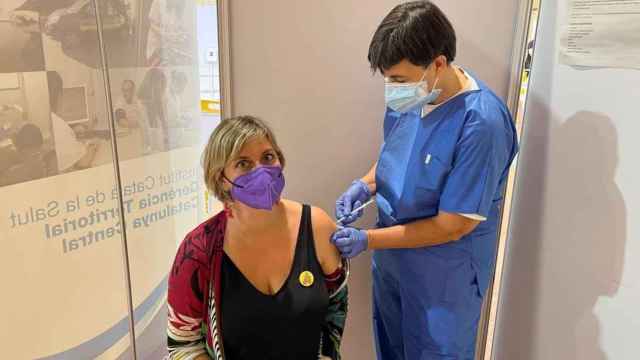 La exconsejera de Salud de la Generalitat, Alba Vergés, recibe la vacuna contra el Covid-19 / EP