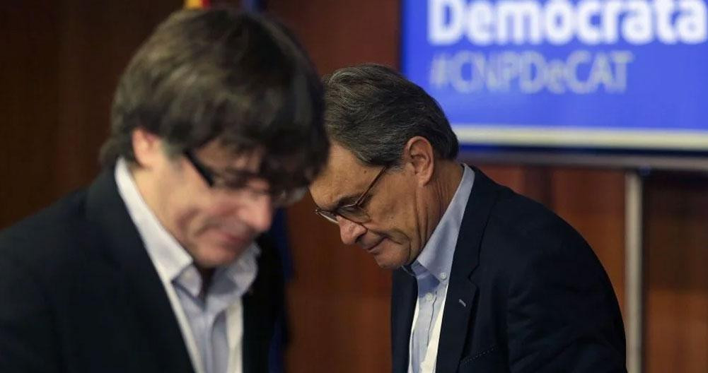 Una foto de archivo de los expresidentes de la Generalitat Carles Puigdemont y Artur Mas, antiguos mandatarios de CDC, en un acto del PDECat / EFE