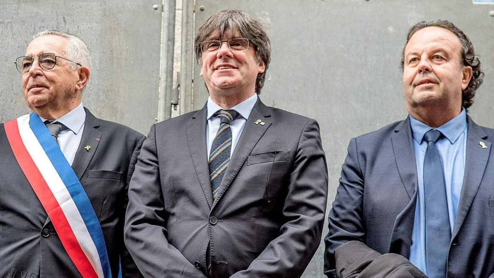 Carles Puigdemont (c), con el director de la Casa de la Generalitat en Perpiñán, Josep Puigbert (d), y el ya ex alcalde de esta localidad francesa, Jean Marc Pujol / TWITTER