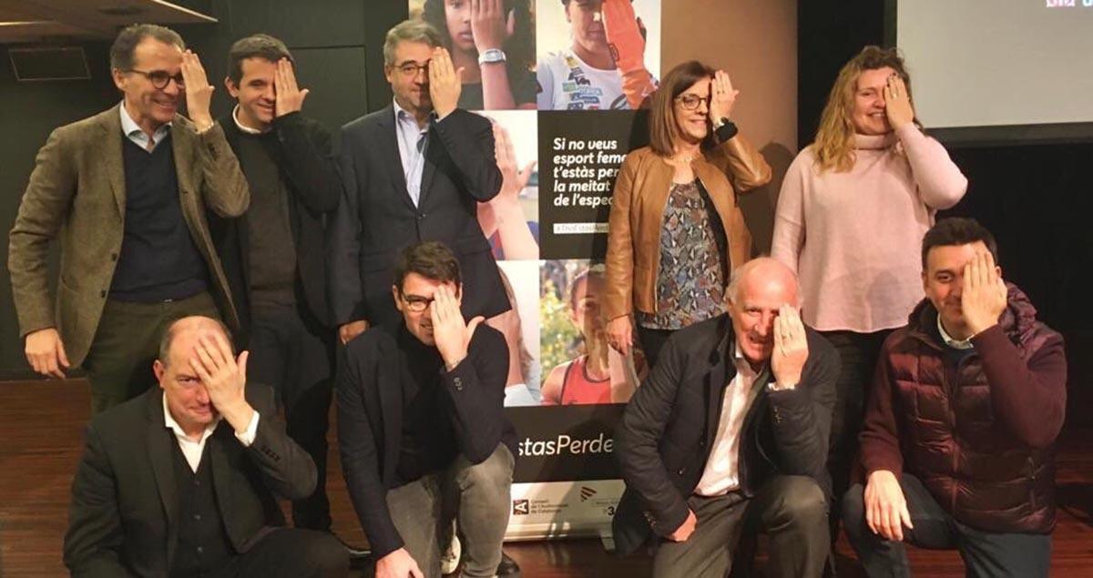 El exdirector de los Mossos, Andreu Martínez (tercero por la izquierda, en la fila de arriba) participa en la campaña en favor del deporte femenino 'T'ho estàs perdent' / CG