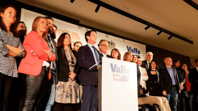 Manuel Valls, candidato de Valls BCN 2019, posando con su lista electoral / CG