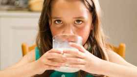 Una niña bebiendo un vaso de leche, símbolo de los proyectos de ayuda de la ONG Educo a los menores en situación de pobreza