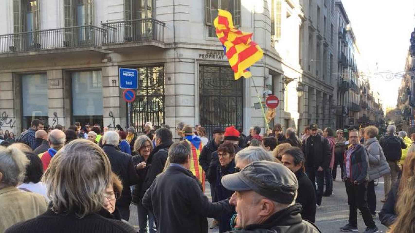 Manifestantes ocupando la Via Laietana en Barcelona / TWITTER