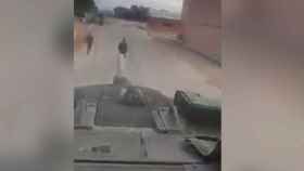 Imagen del vídeo en el que dos civiles amenazan a Iglesias y Puigdemont desde un tanque / CG