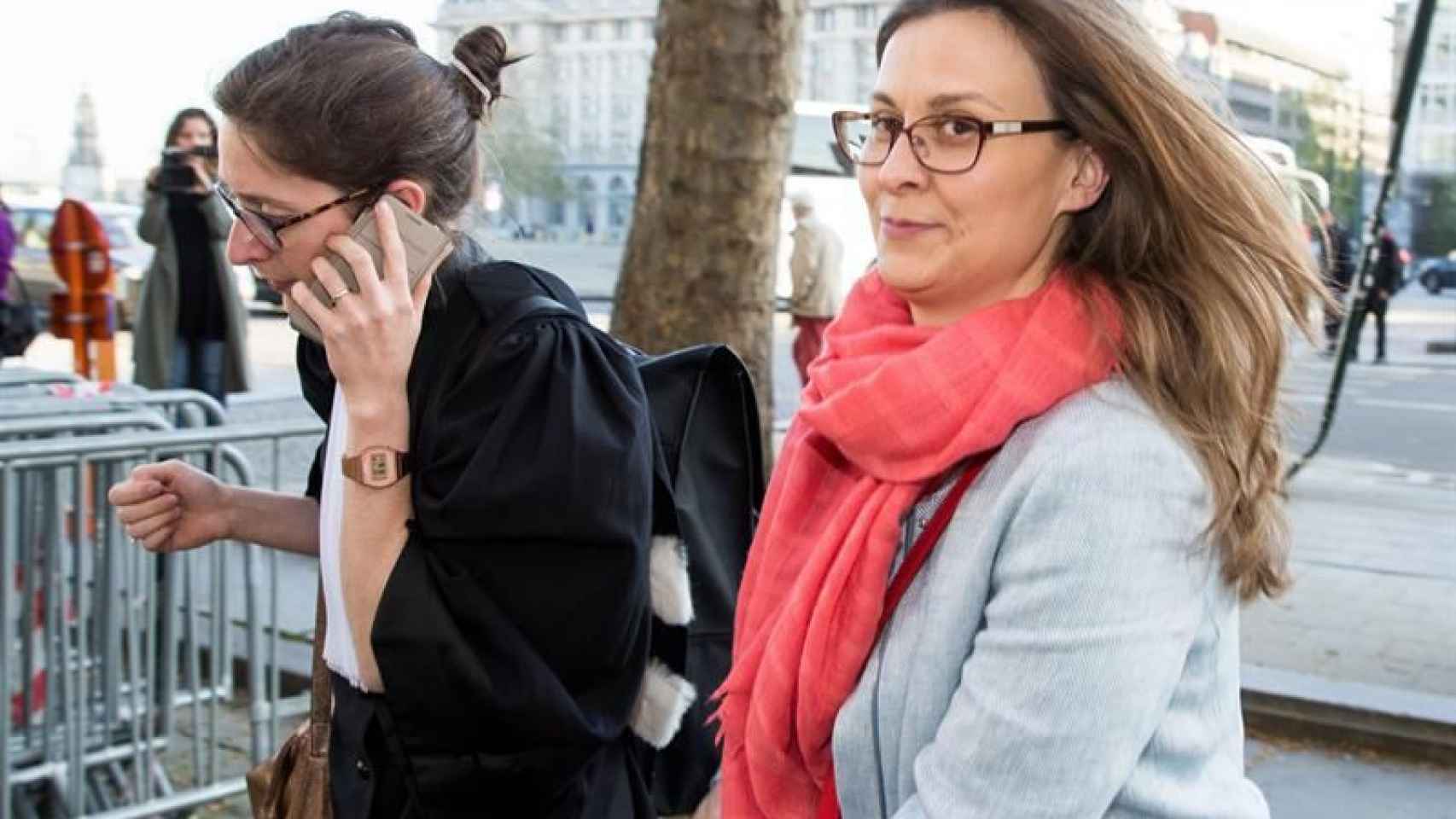 La exconsejera catalana Meritxell Serret (d) llega al tribunal de primera instancia de Bruselas / EFE