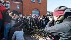 Carles Puigdemont rodeado de periodistas a su salida de la cárcel de Neumünster, en una imagen de archivo / EFE