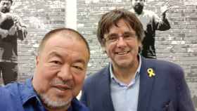 El artista Ai Weiwei junto a Carles Puigdemont / TWITTER