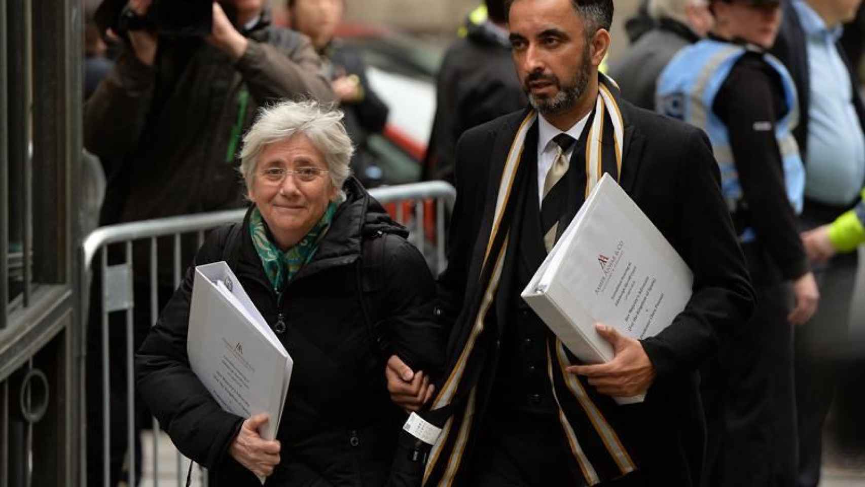 La exconsejera Clara Ponsatí junto a su abogado en su llegada a los tribunales de Edimburgo / EFE