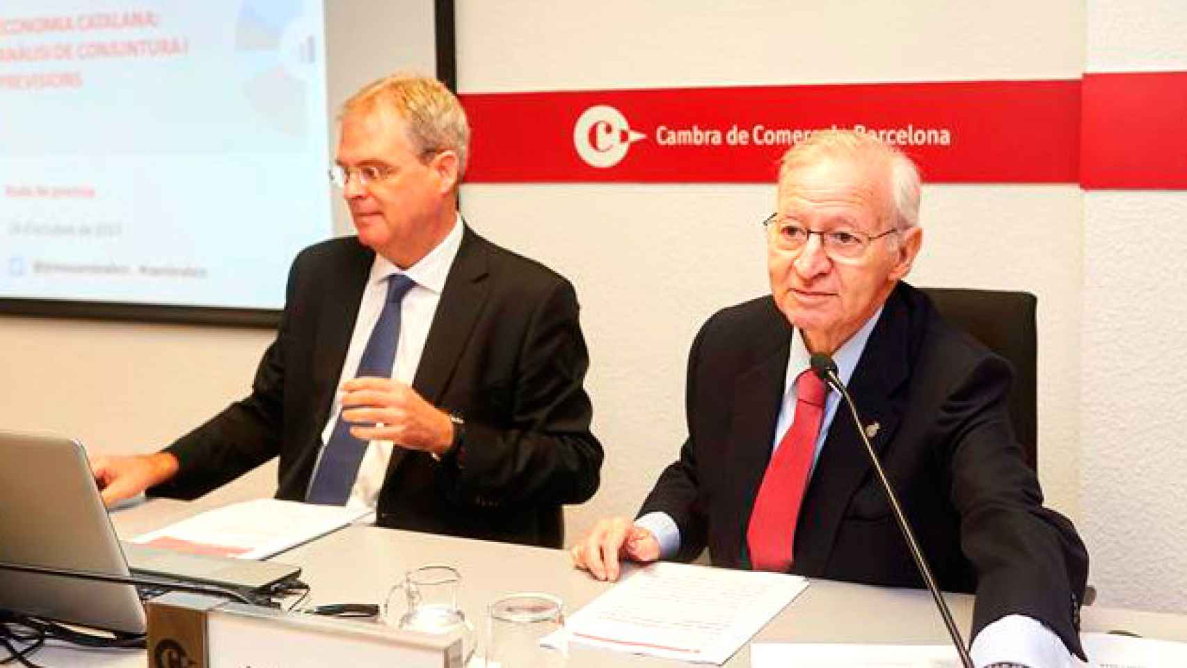 El jefe de estudios de la Cámara de Comercio de Barcelona, Joan Ramon Rovira, y el presidente, Miquel Valls, en la presentación del informe trimestral de coyuntura catalana / EFE