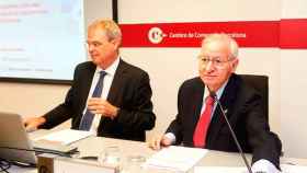 El jefe de estudios de la Cámara de Comercio de Barcelona, Joan Ramon Rovira, y el presidente, Miquel Valls, en la presentación del informe trimestral de coyuntura catalana / EFE