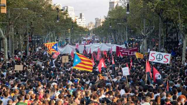 Manifestación este martes en los Jardinets de Gràcia de Barcelona, uno de los puntos de reunión de los convocantes de la huelga general / EFE