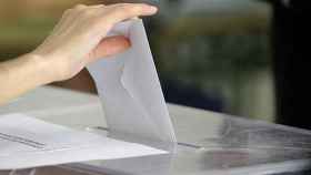 Un votante introduce el sobre en una urna electoral el 20D | EFE