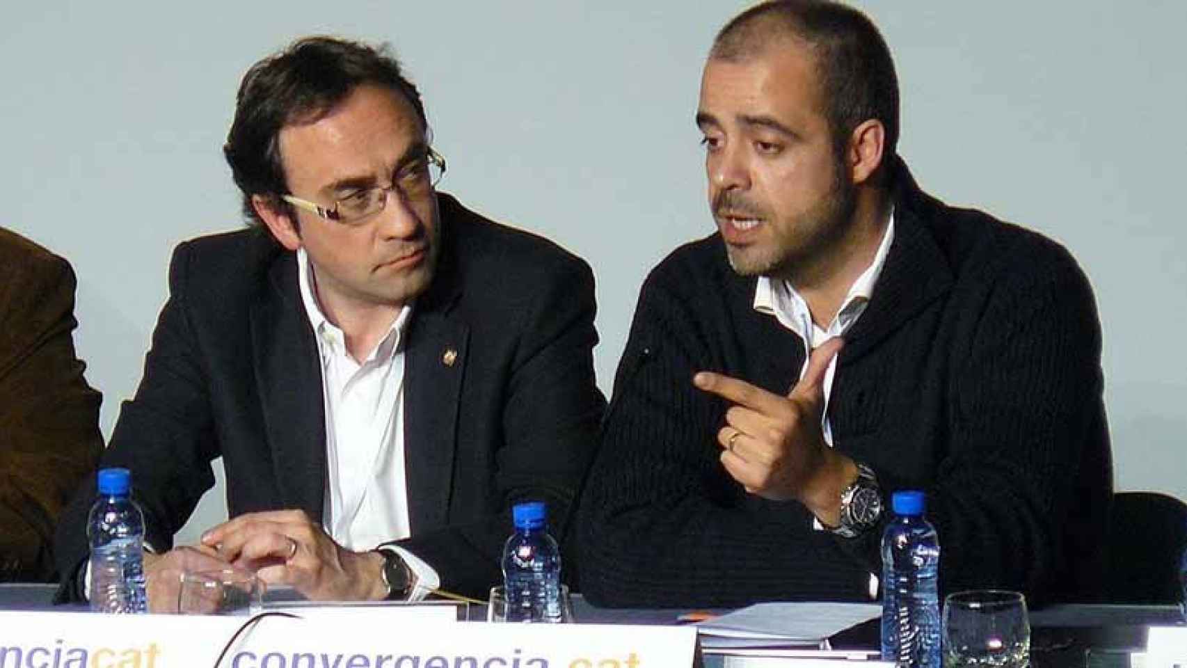 El consejero de Territorio, Josep Rull, a la izquierda, y Miquel Buch, presidente de la Asociación de Municipios de Cataluña, en un congreso de CDC.