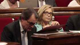 Joana Ortega este jueves en su escaño del Parlamento autonómico, junto al presidente de la Generalidad, Artur Mas
