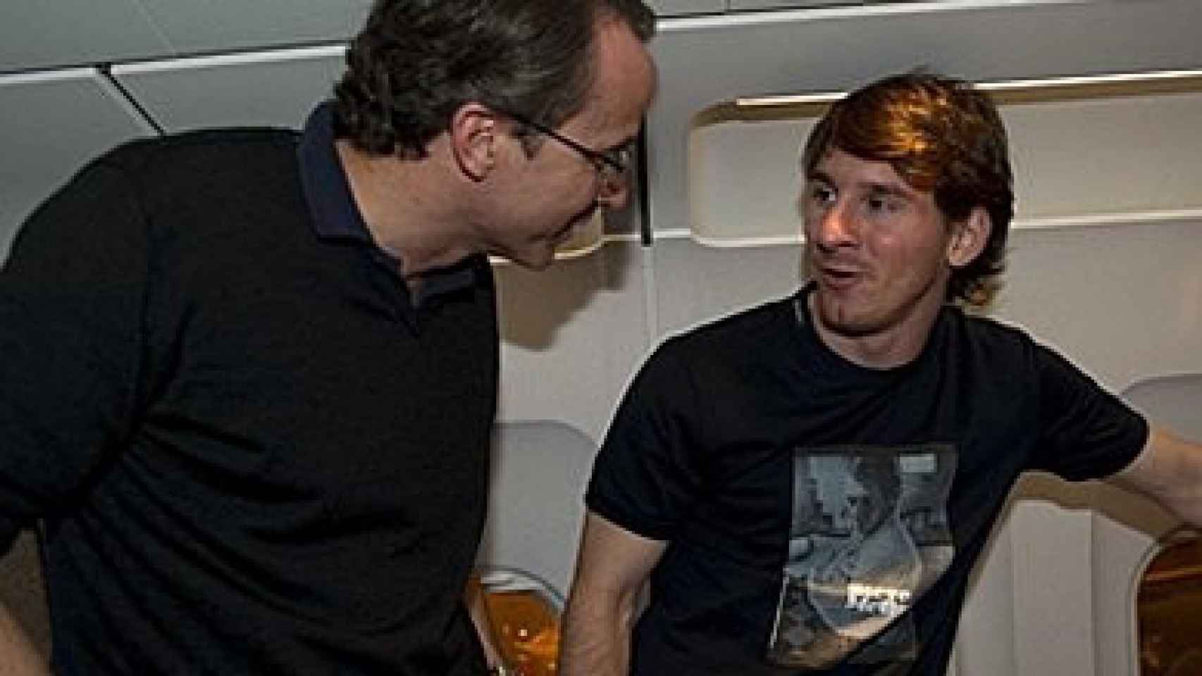 El vicepresidente económico del F.C. Barcelona, Xavier Faus (izquierda) y el jugador argentino del F.C. Barcelona, Leo Messi (derecha)