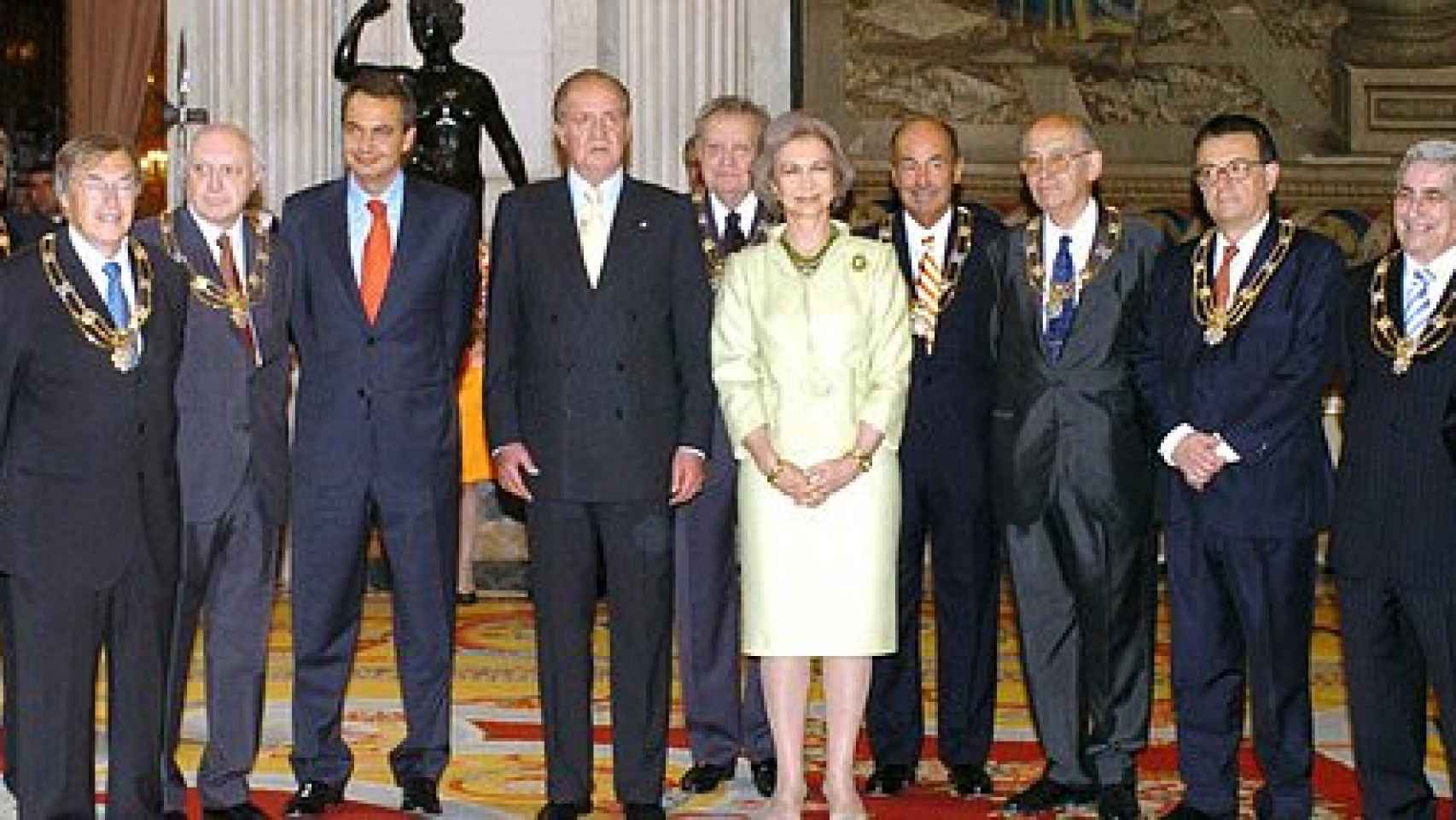Los 'padres' de la Constitución, junto a los Reyes y al entonces presidente del Gobierno, en 2004