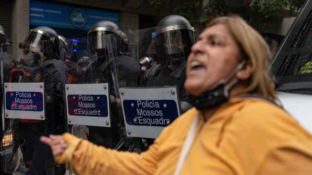 Una mujer, perteneciente a activistas vinculados a sindicatos de la vivienda de Barcelona, grita frente a los Mossos d'Esquadra / LORENA SOPÊNA - EUROPA PRESS