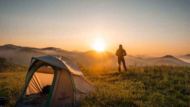 Acampada entre montañas