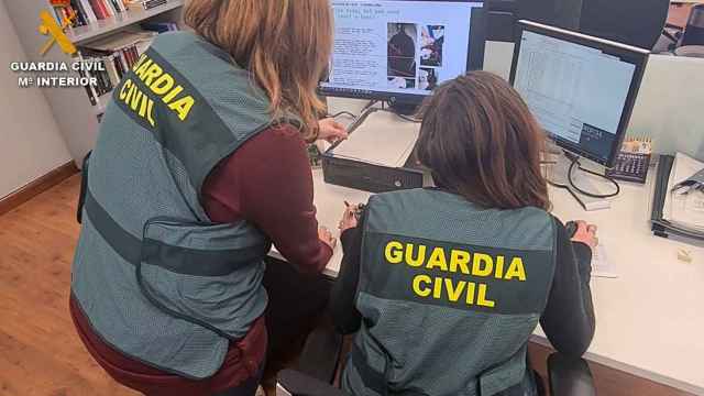 Dos agentes de la Guardia Civil en el operativo de Ripoll / Cedida