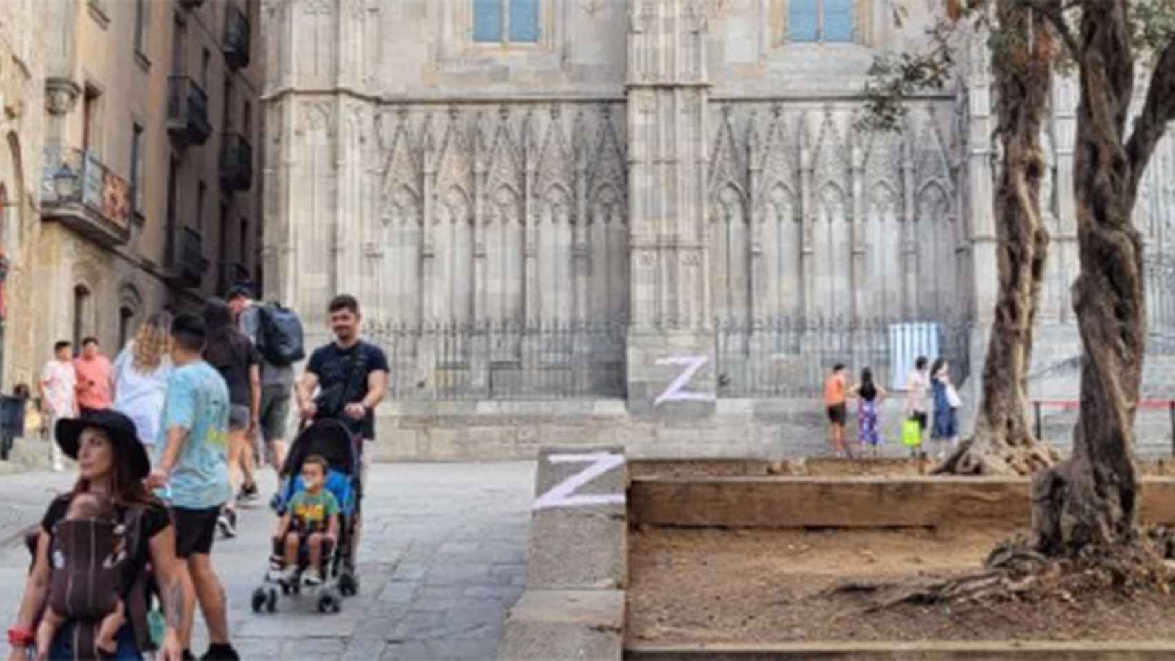La catedral de Barcelona, que ha amanecido con pintadas del símbolo Z en apoyo a las tropas rusas / CEDIDA