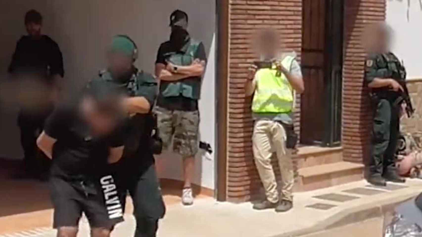 La Guardia Civil y los Mossos d'Esquadra desmantelan el clan de los viajeros tras treinta atracos por toda España / MOSSOS