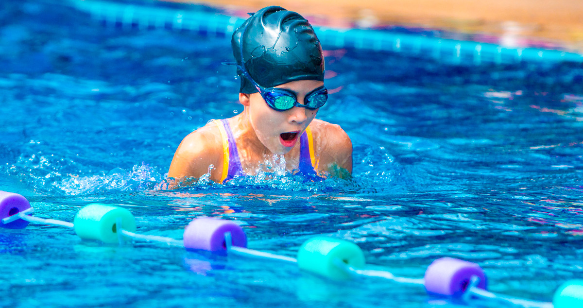 Un niño en una piscina de verano