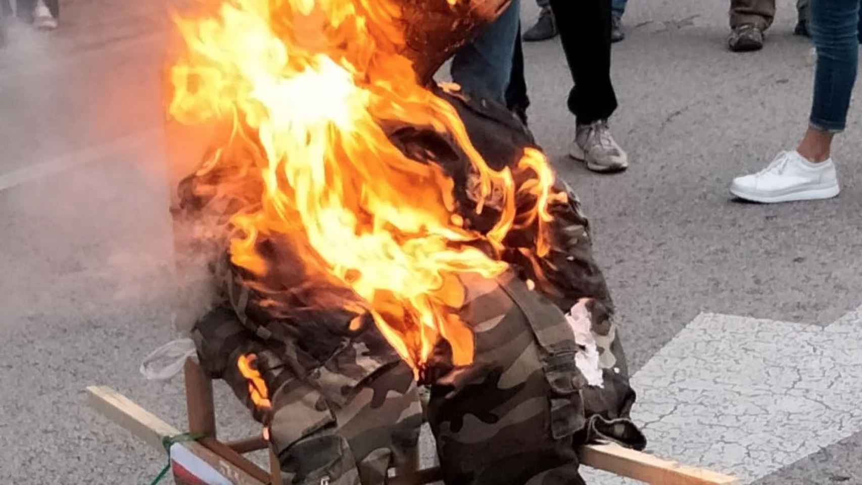 Manifestantes antimonárquicos queman un muñeco del Rey / INTERSINDICAL ALTERNATIVA CATALUÑA
