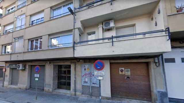 El bloque de pisos de la calle Bruc de Terrassa (Barcelona) donde se ha producido el incendio en el que ha resultado herida la mujer / GOOGLE STREET VIEW