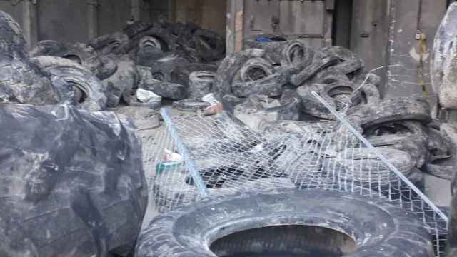 Neumáticos abandonados en la central térmica de Cercs / CEDIDA