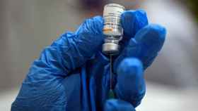Un profesional sanitario prepara una dosis de la vacuna contra el Covid-19 / EUROPA PRESS